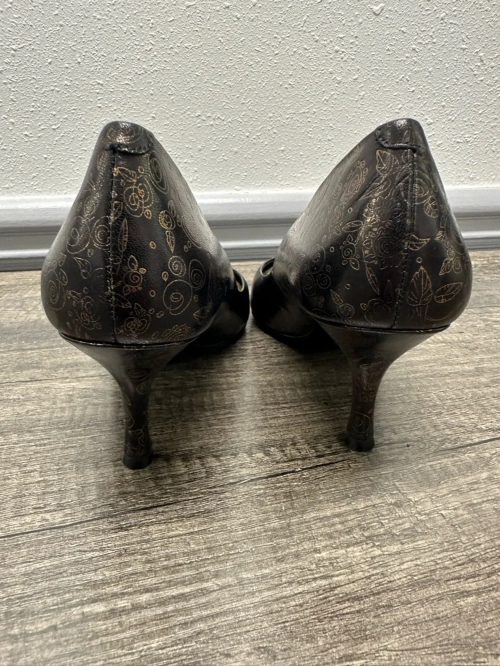 Nine West Black Leather Pumps with Gold Floral Accents NWB - Picture 5 of 13